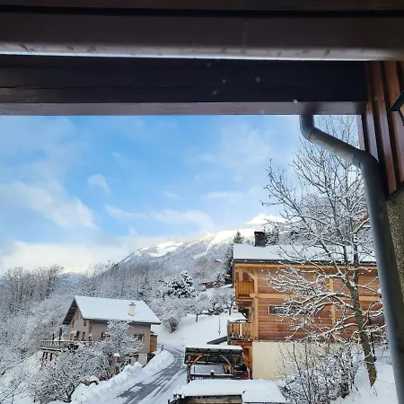 Maison De Moyenne Montagne Baignee Par Le Soleil