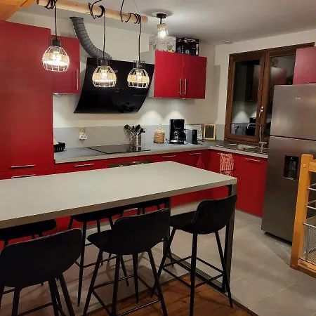 Maison De Moyenne Montagne Baignee Par Le Soleil *